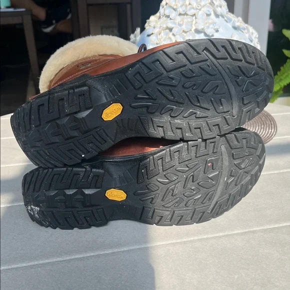 UGG Brown Boots with Cream Shearling - Picture 5 of 6